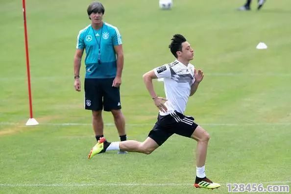 身高177cm踢足球合适吗？全面解析身高与足球表现的关系